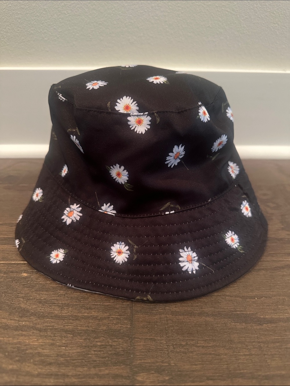 alice & olivia Black Daisy Print Bucket Hat